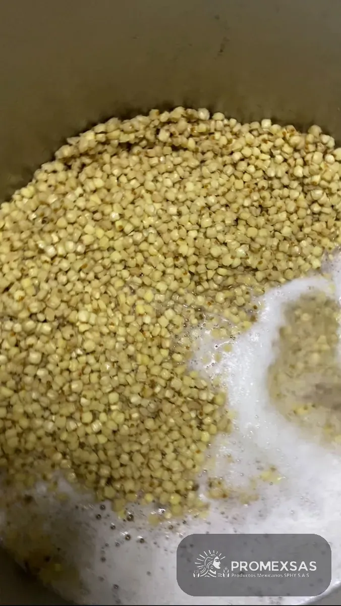 Maíz cociéndose con cal de grado alimenticio: el inicio de la nixtamalización en la planta de Bogotá