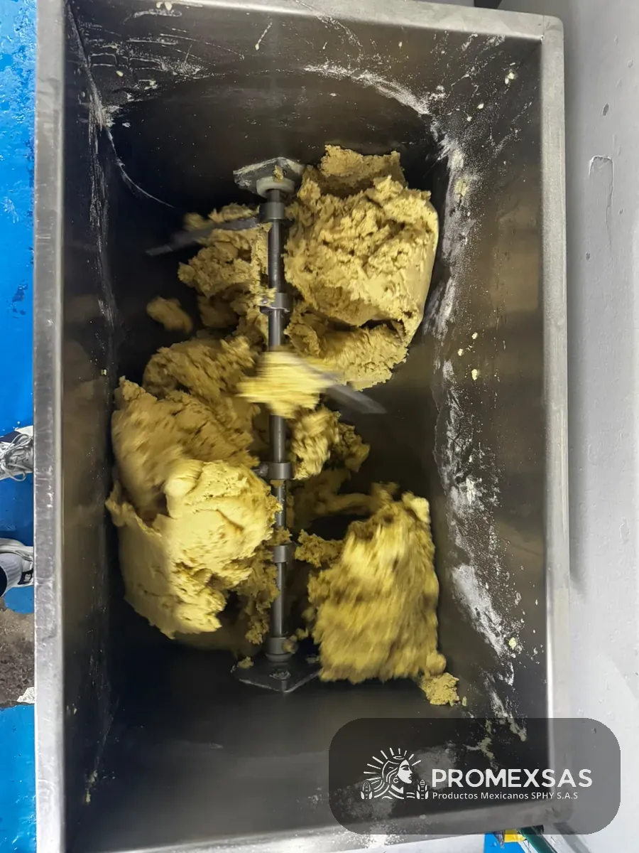 Amasadora integrando la masa de maíz nixtamalizado en la tortillería