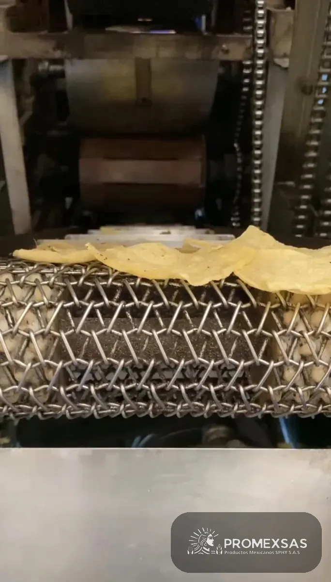 Totopos de maíz nixtamalizado en el horno de la fábrica